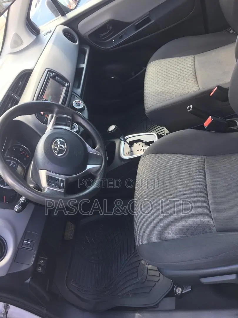 Toyota Yaris SE Hatchback 5dr 2017 Silver