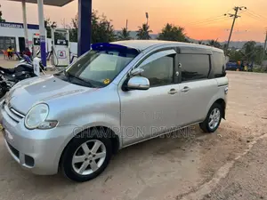 Toyota Sienta 2013 Silver