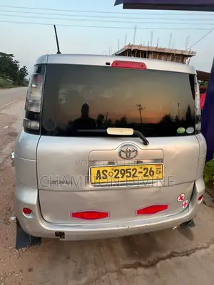 Toyota Sienta 2013 Silver