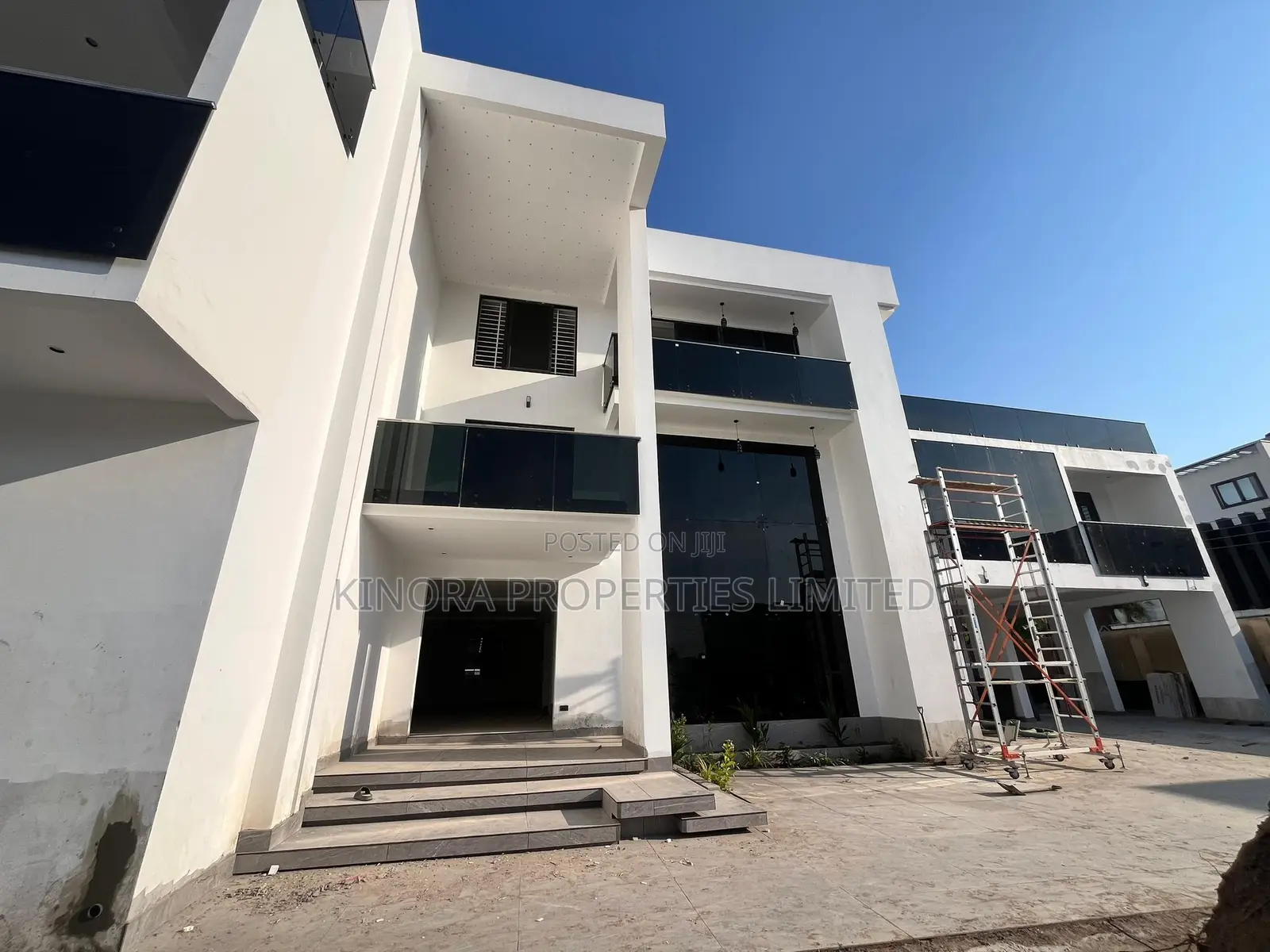 8bdrm Mansion in Adjiganor, East Legon for sale