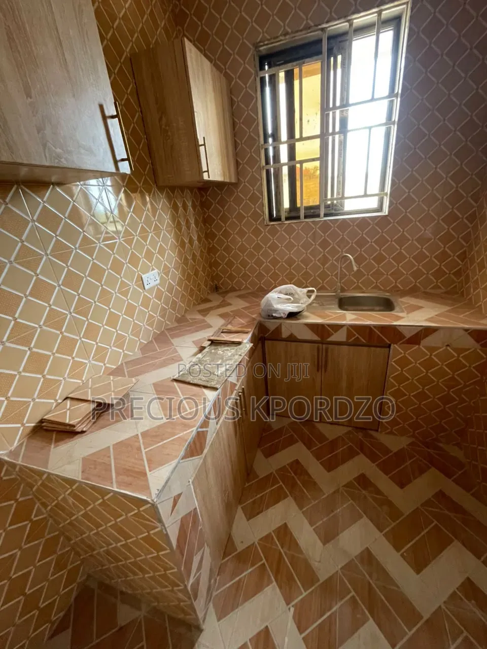 1bdrm Room & Parlour in Commandos Adenta for rent