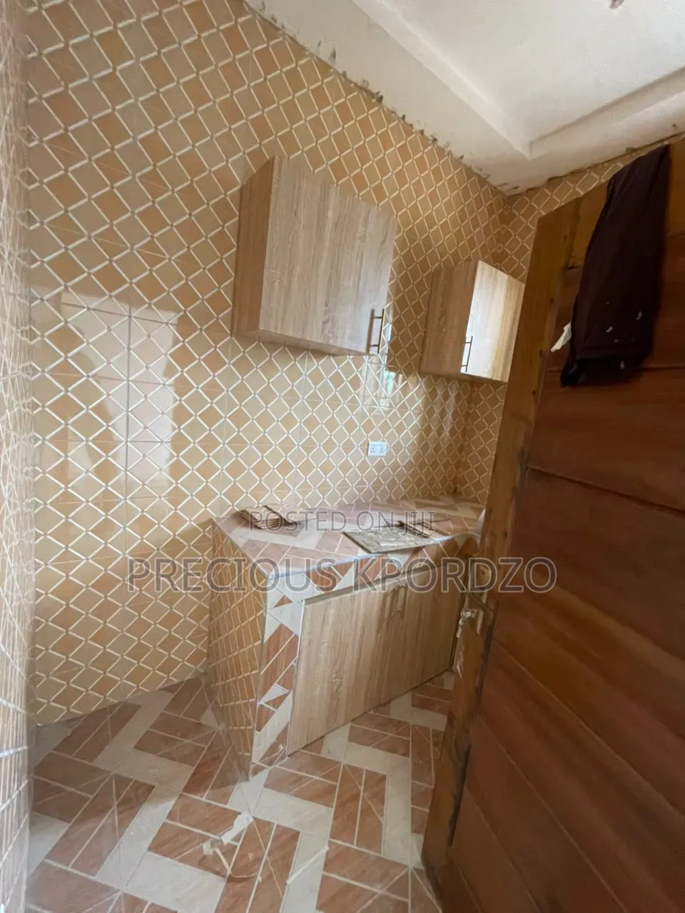 1bdrm Room & Parlour in Commandos Adenta for rent