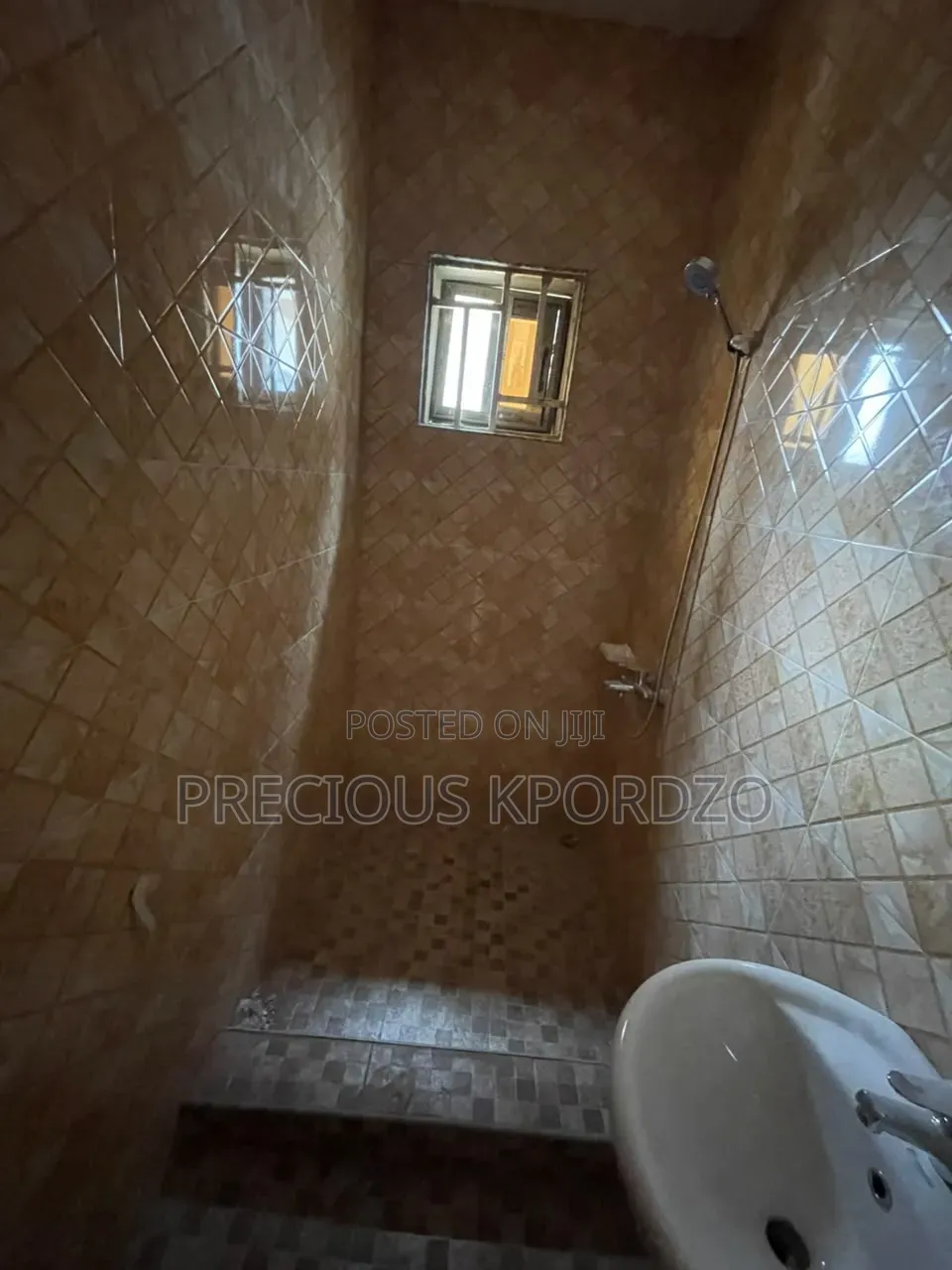 1bdrm Room & Parlour in Commandos Adenta for rent