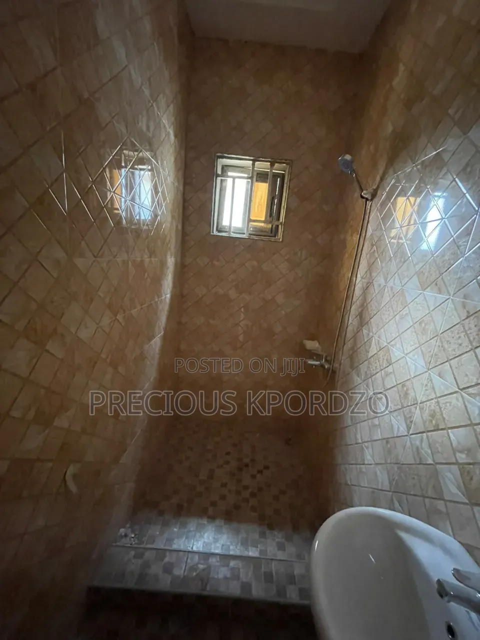 1bdrm Room & Parlour in Commandos Adenta for rent