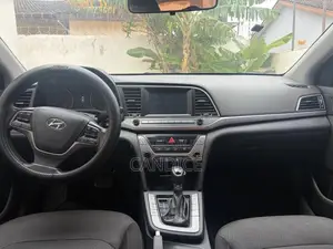 Hyundai Elantra SE Sedan FWD (2.0L 4cyl 6M) 2017 Silver