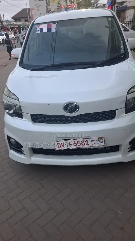 Toyota Voxy ZS 2WD 8-Seater 2013 White