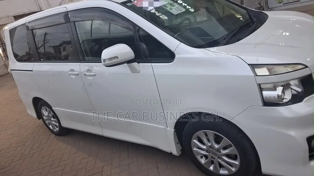 Toyota Voxy ZS 2WD 8-Seater 2013 White