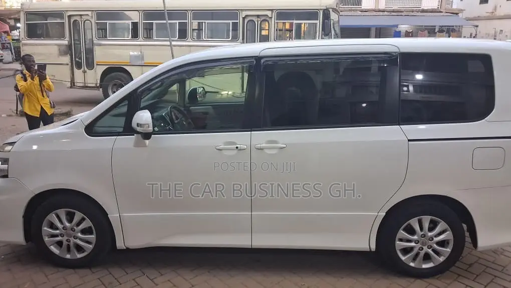 Toyota Voxy ZS 2WD 8-Seater 2013 White