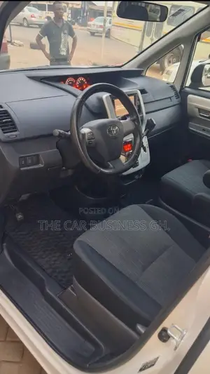 Toyota Voxy ZS 2WD 8-Seater 2013 White
