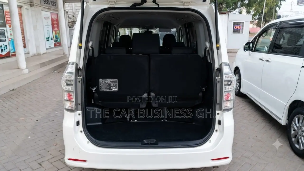 Toyota Voxy ZS 2WD 8-Seater 2013 White