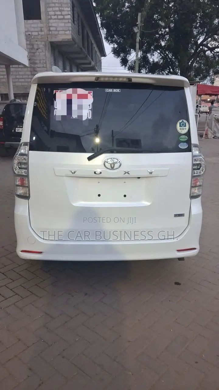 Toyota Voxy ZS 2WD 8-Seater 2013 White