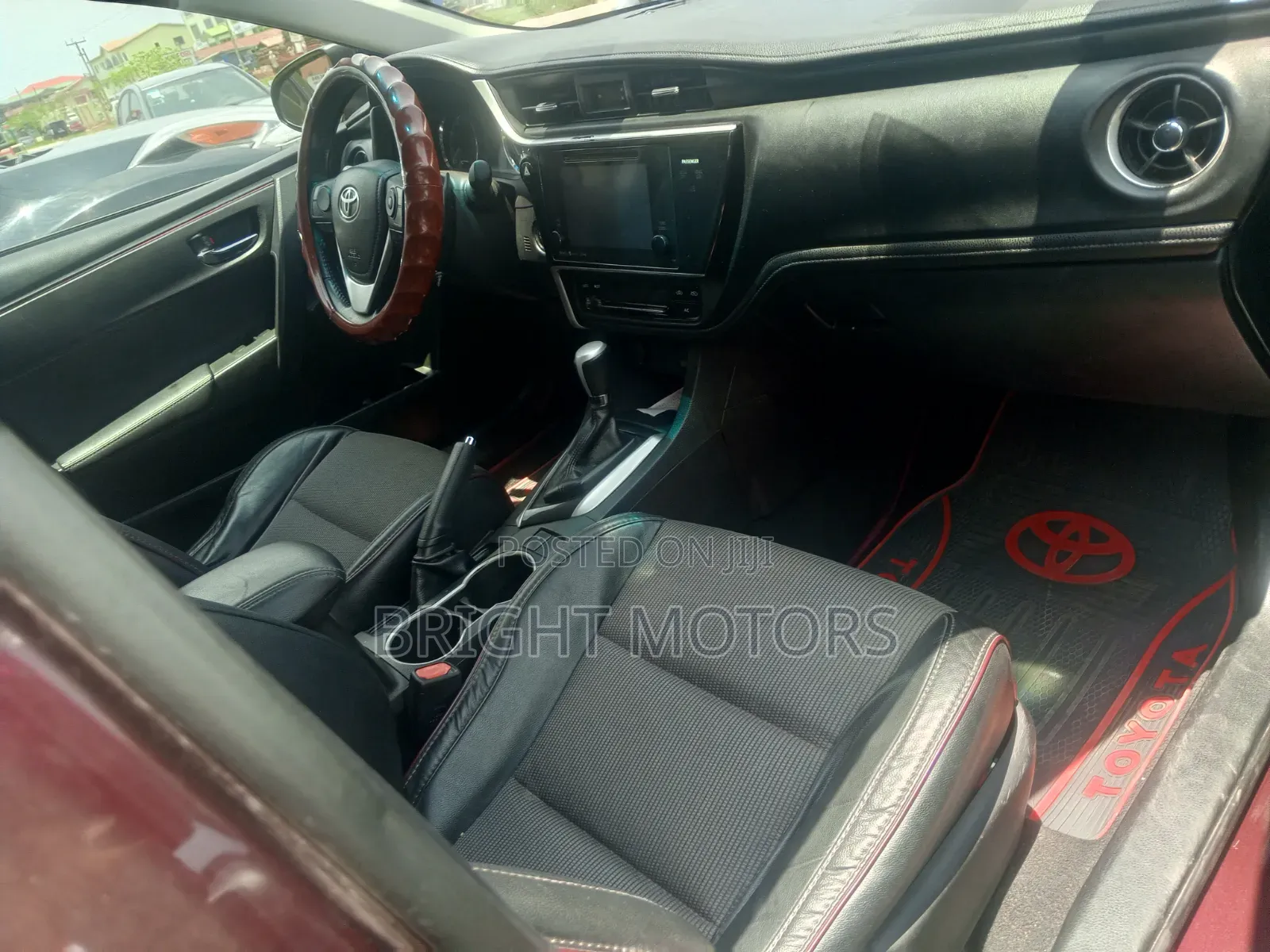 Toyota Corolla SE (1.8L 4cyl 2A) 2018 Maroon