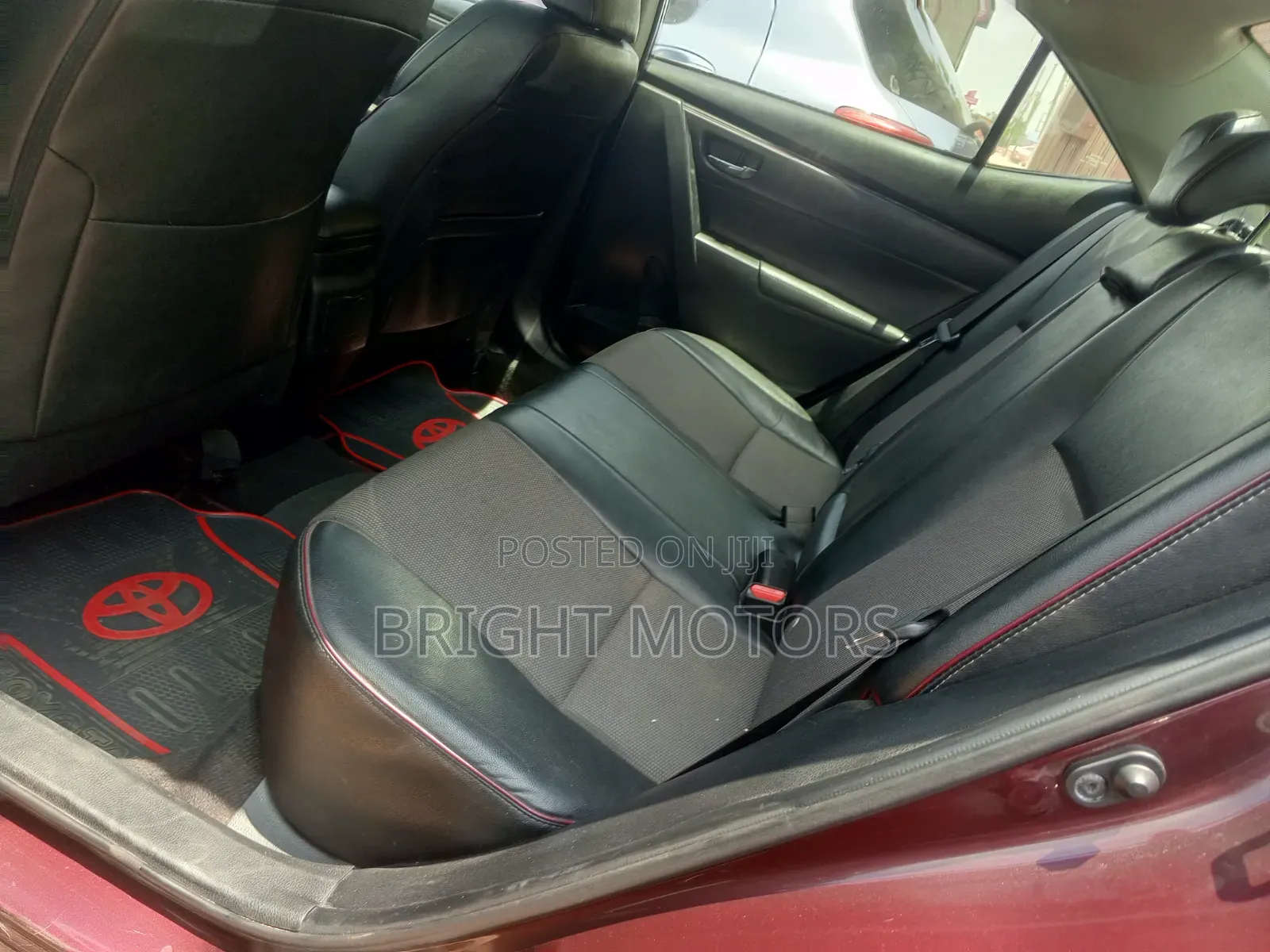 Toyota Corolla SE (1.8L 4cyl 2A) 2018 Maroon