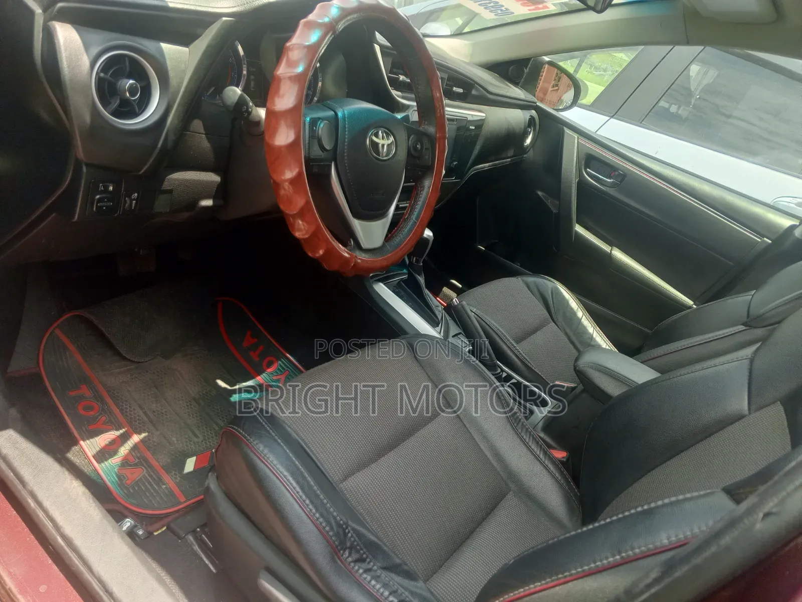 Toyota Corolla SE (1.8L 4cyl 2A) 2018 Maroon