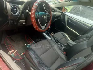 Toyota Corolla SE (1.8L 4cyl 2A) 2018 Maroon