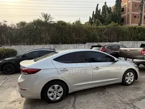 Hyundai Elantra SE Sedan FWD (2.0L 4cyl 6M) 2017 Silver