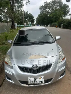 Toyota Yaris Base Sedan 4dr 2010 Gray