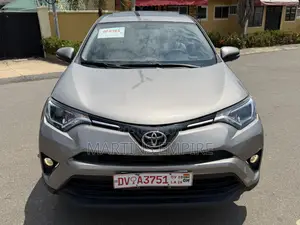 Toyota RAV4 XLE FWD (2.5L 4cyl 6A) 2017 Gold