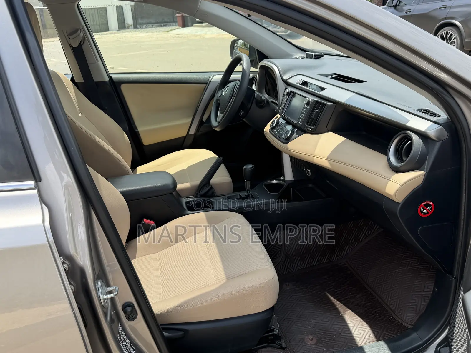 Toyota RAV4 XLE FWD (2.5L 4cyl 6A) 2017 Gold