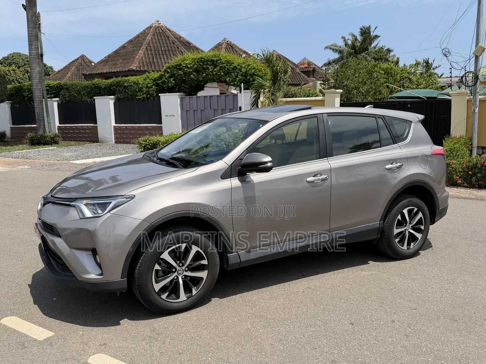 Toyota RAV4 XLE FWD (2.5L 4cyl 6A) 2017 Gold