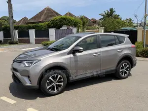 Toyota RAV4 XLE FWD (2.5L 4cyl 6A) 2017 Gold