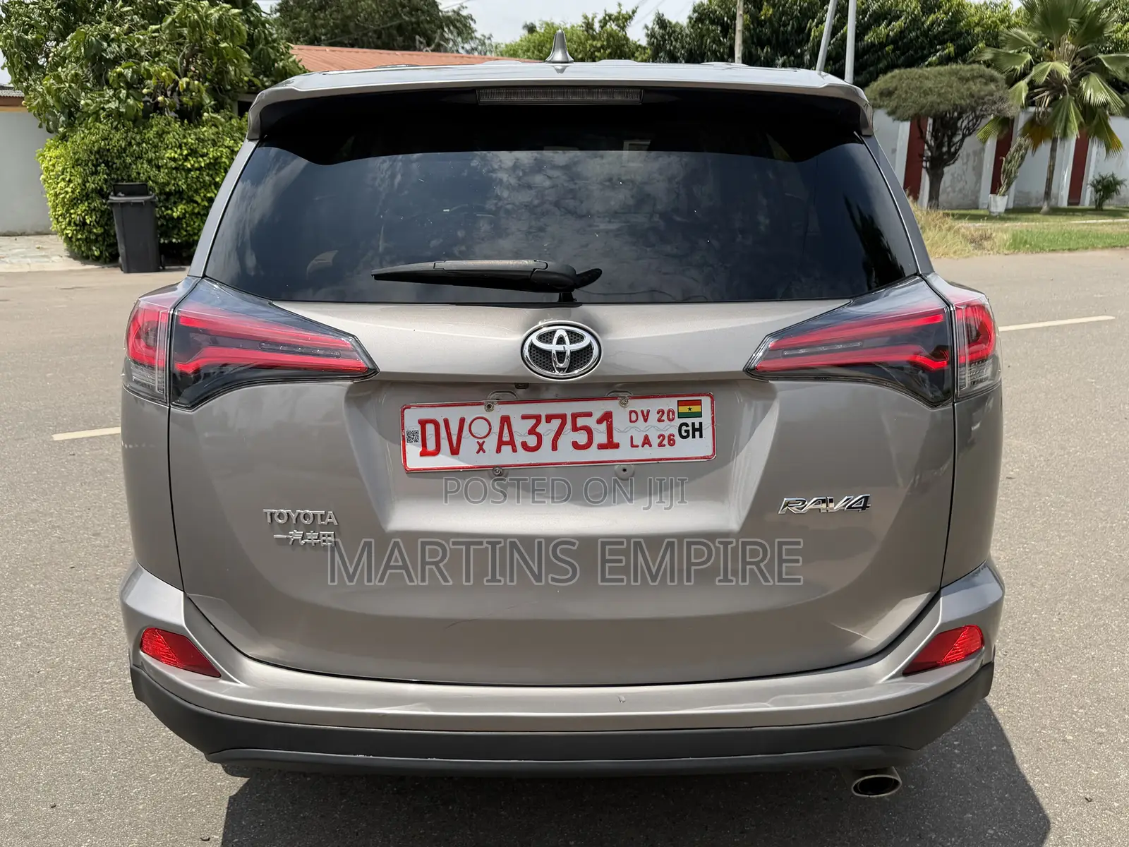 Toyota RAV4 XLE FWD (2.5L 4cyl 6A) 2017 Gold
