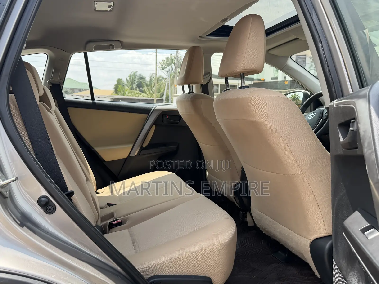 Toyota RAV4 XLE FWD (2.5L 4cyl 6A) 2017 Gold
