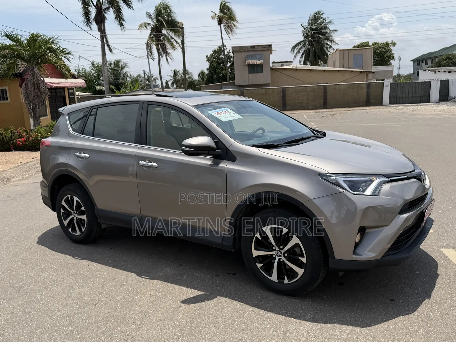 Toyota RAV4 XLE FWD (2.5L 4cyl 6A) 2017 Gold
