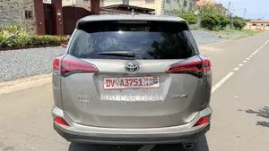 Toyota RAV4 XLE FWD (2.5L 4cyl 6A) 2017 Brown