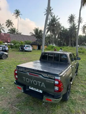 Toyota Hilux 2021 Gray