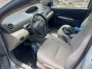 Toyota Yaris Base Hatchback 3dr 2010 Gray