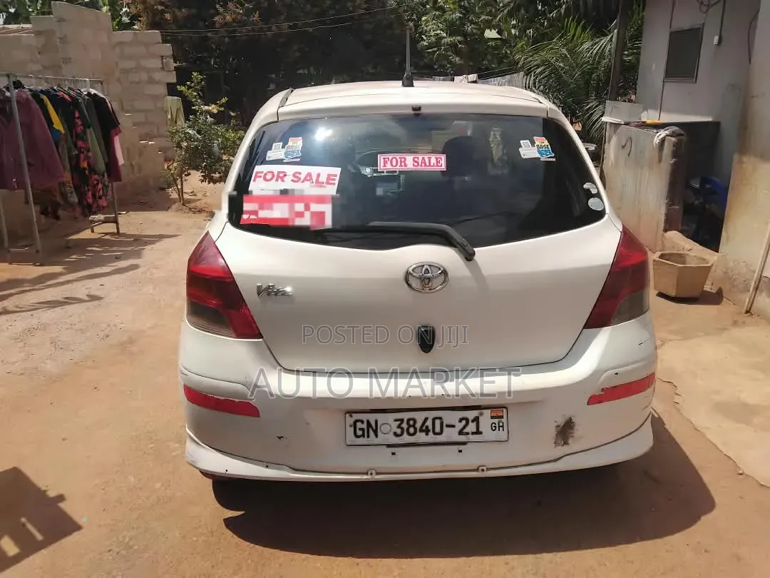 Toyota Vitz 2010 White