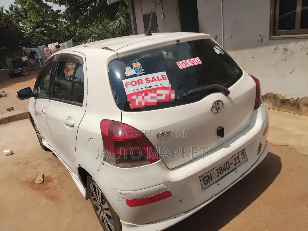 Toyota Vitz 2010 White