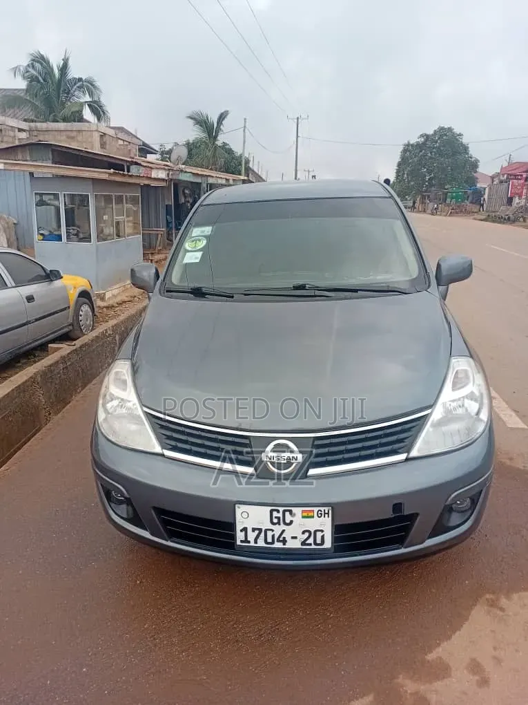 Nissan Versa 2005 Gray