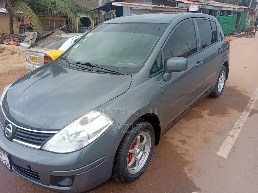 Nissan Versa 2005 Gray