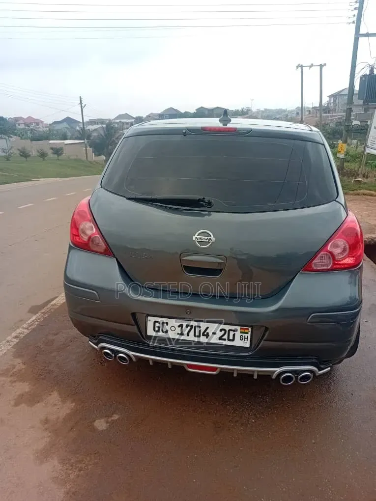 Nissan Versa 2005 Gray