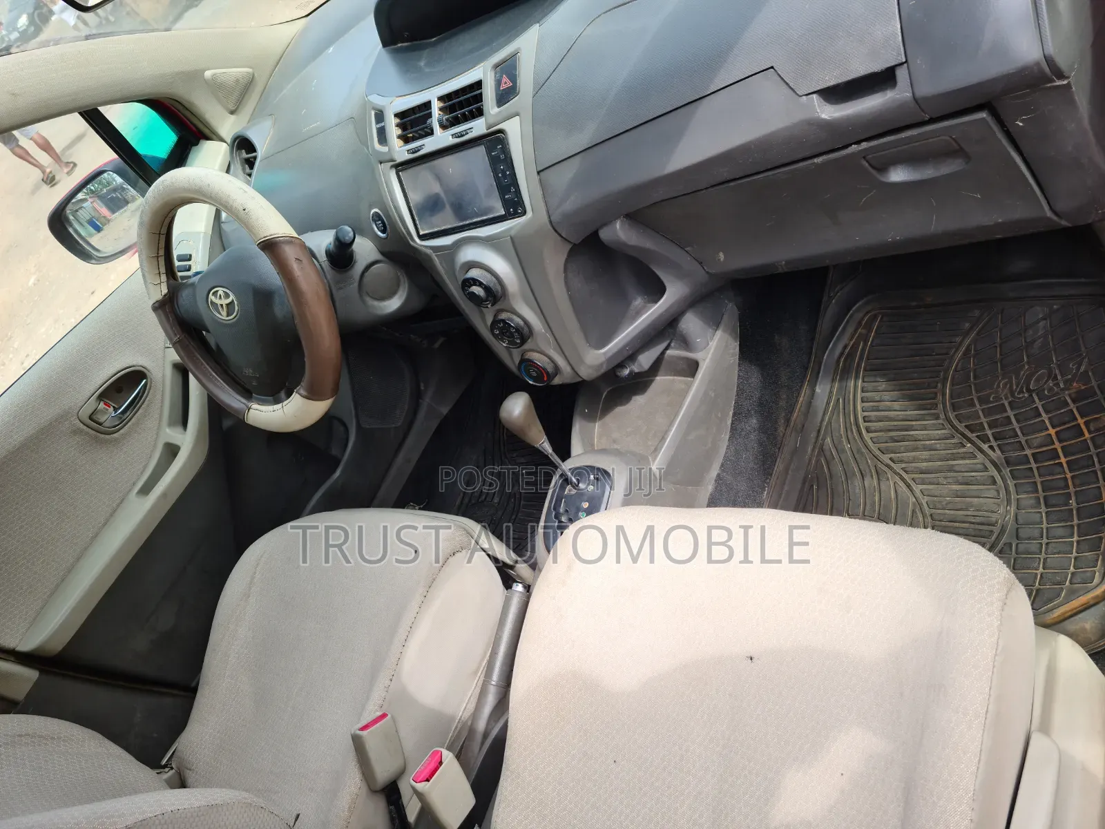 Toyota Vitz 1.3 FWD 5dr 2010 Red