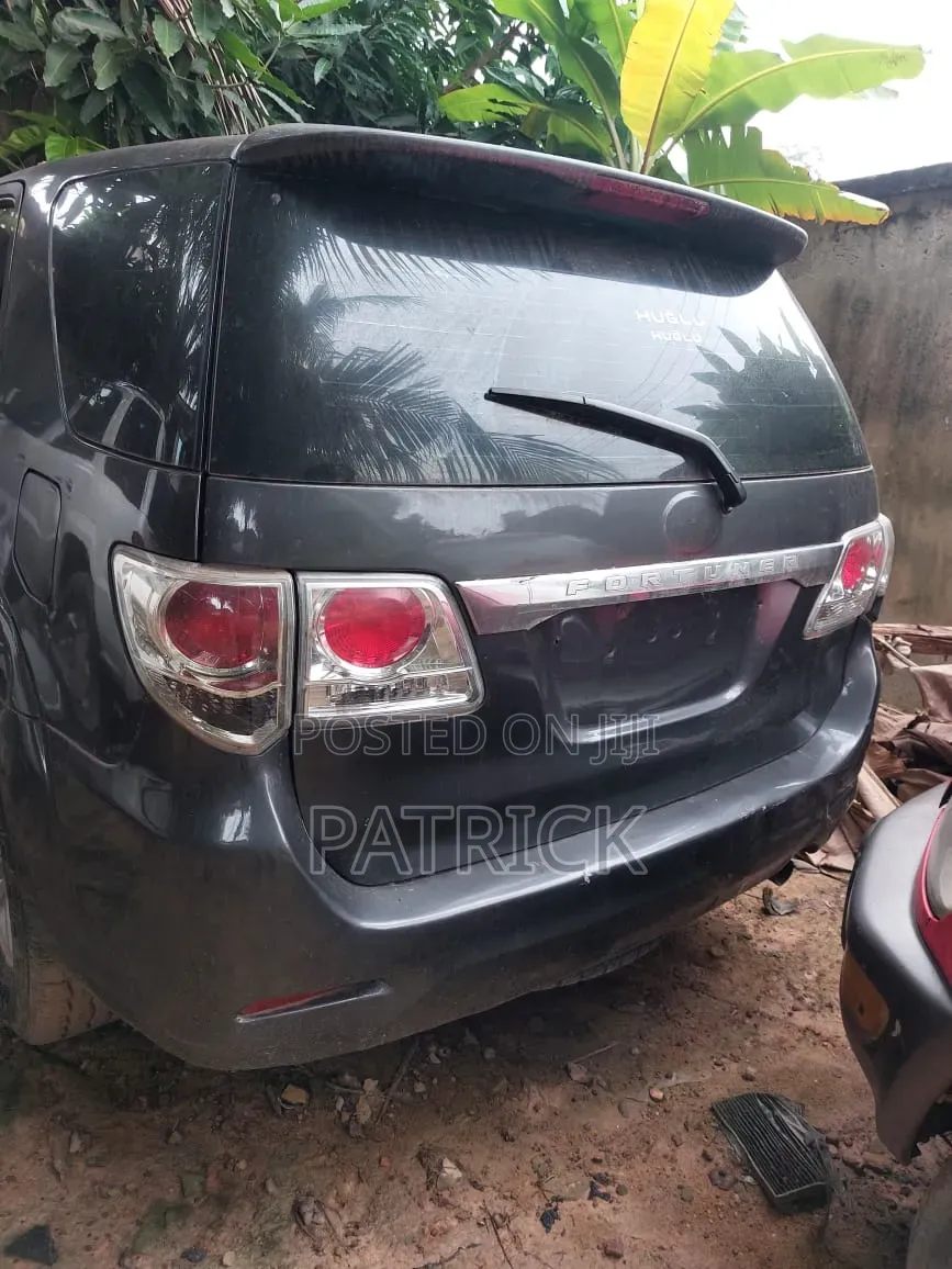 Toyota Fortuner 2.7 AWD 2014 Black