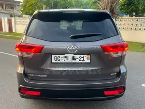 Toyota Highlander LE Plus 2019 Gray