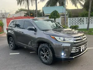 Toyota Highlander LE Plus 2019 Gray