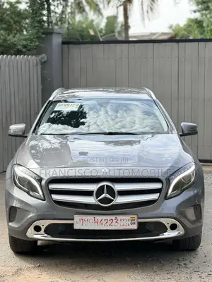 Mercedes-Benz GLA-Class GLA200 Sport Utility 4-Door (2.0L, 4cyl Turbo)