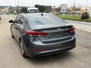 Hyundai Elantra Limited Sedan FWD (2.0L 4cyl 6A) 2017 Gray