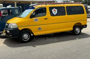 Toyota HiAce 2007 Yellow
