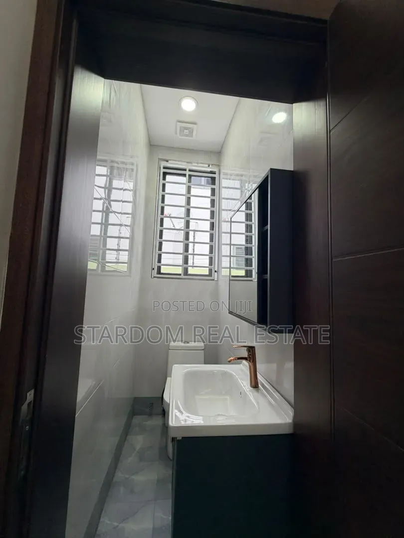 4bdrm Duplex in Adjiringanor, Ability for sale