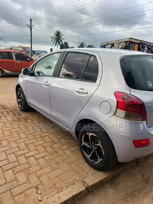 Toyota Vitz 2010 Silver