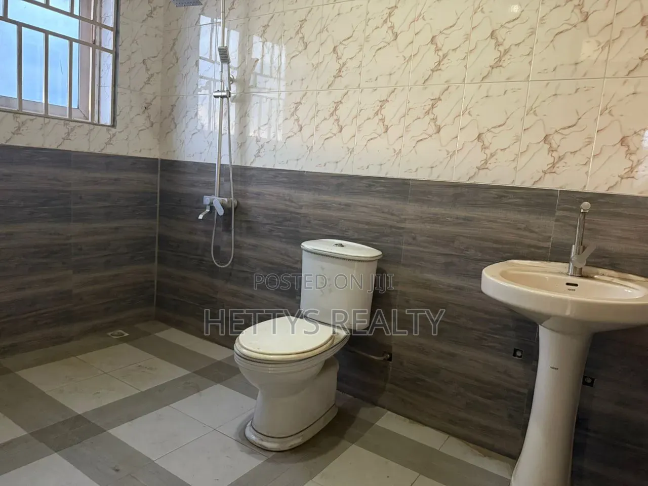 8bdrm House in ECOMOG for sale