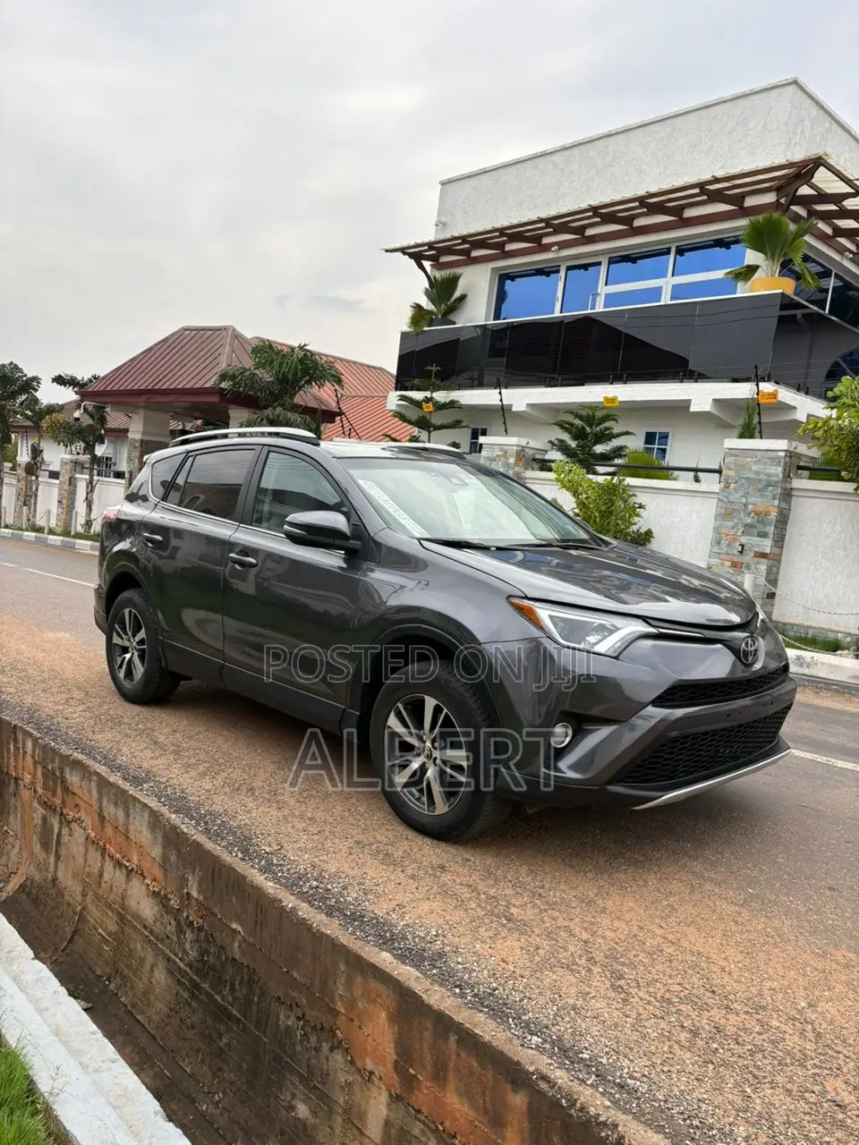 Toyota RAV4 XLE 4dr SUV AWD (2.5L 4cyl 6A) 2018 Gray