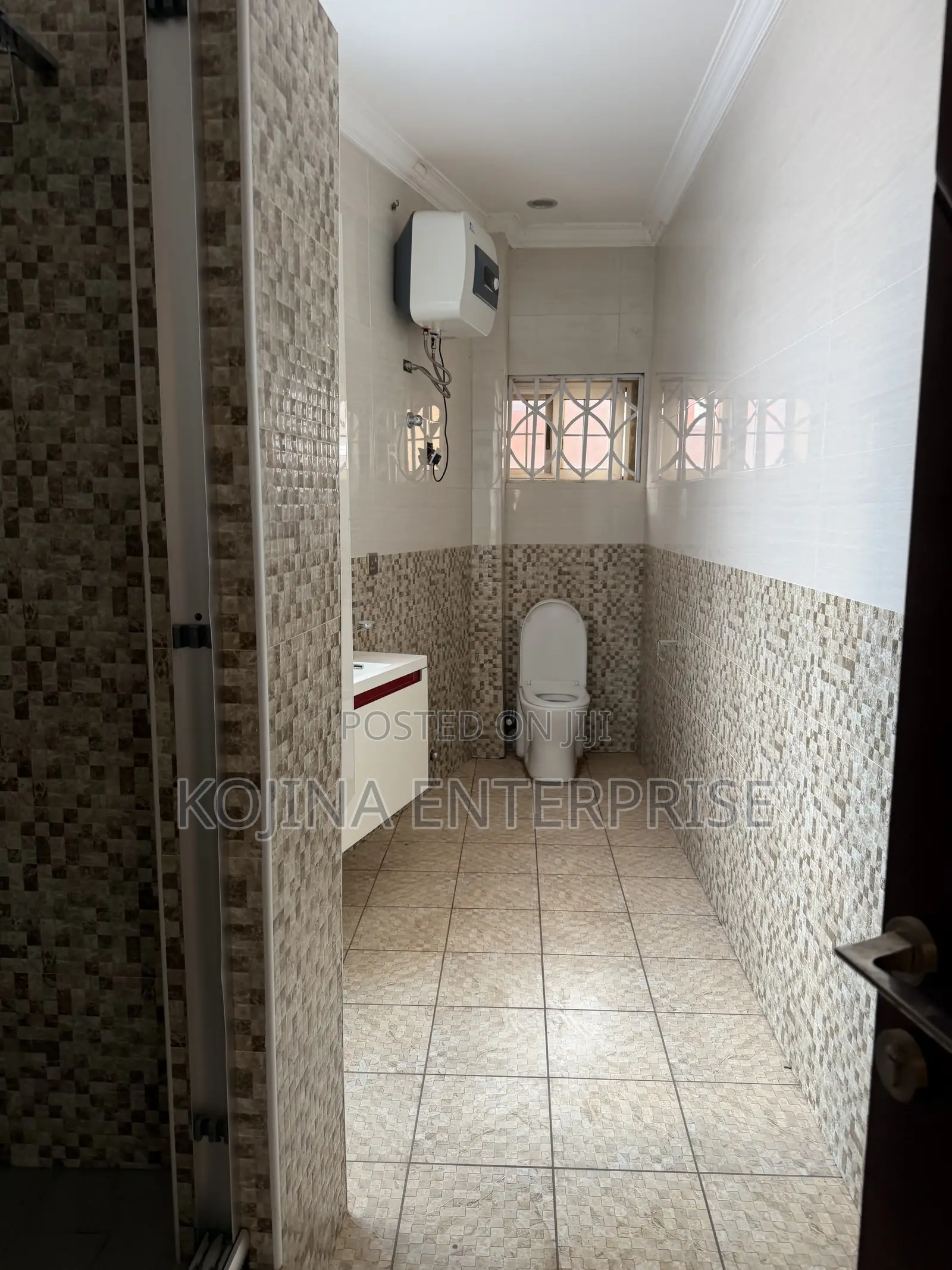 6bdrm Townhouse / Terrace in Ahodwo, Kumasi Metropolitan for rent