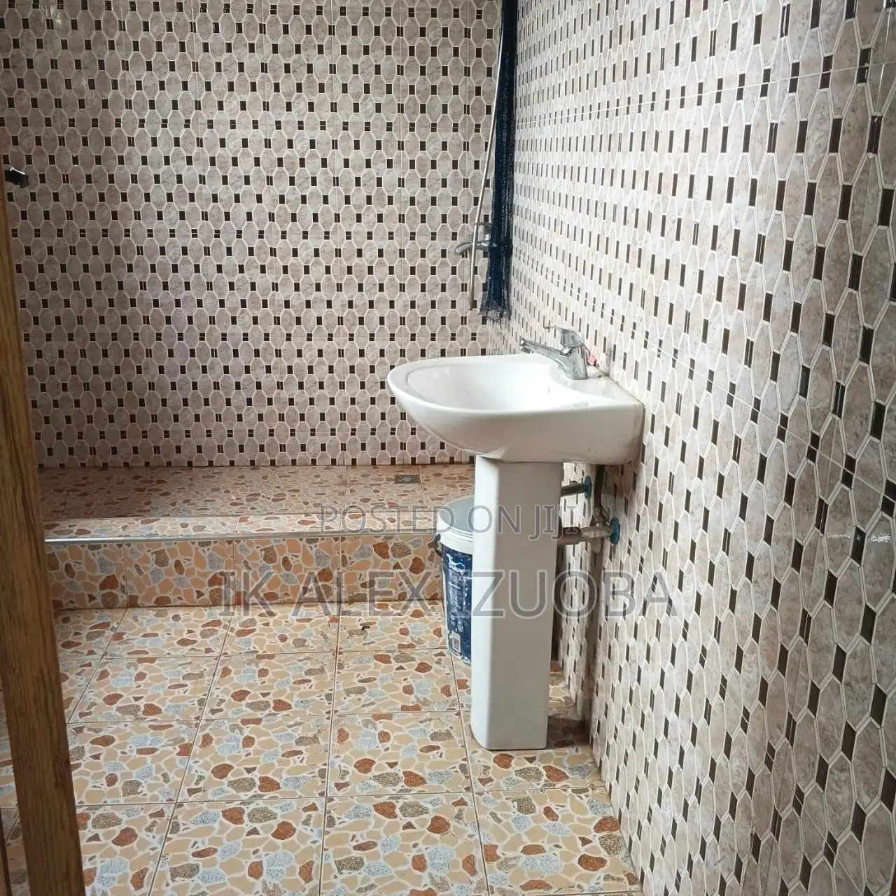 6bdrm House in Behind Nanakrome., East Legon for rent