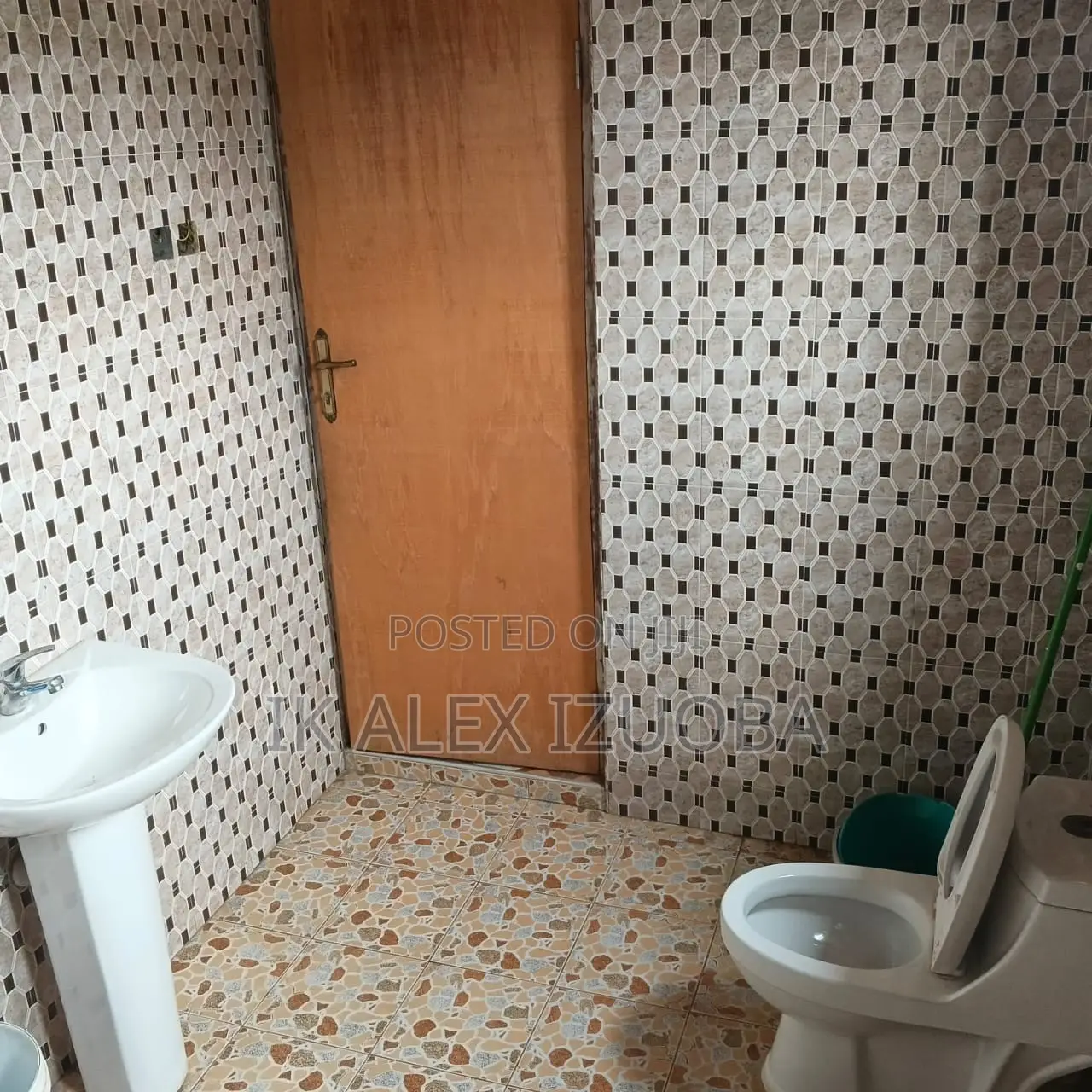 6bdrm House in Behind Nanakrome., East Legon for rent